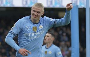 Pemain Manchester City, Erling Haaland melakukan selebrasi setelah mencetak gol ke gawang West Ham pada laga lanjutan Liga Inggris 2024/2025 di Etihad Stadium, Manchester, Inggris, Sabtu (04/01/2025). (AP Photo/Ian Hodgson)