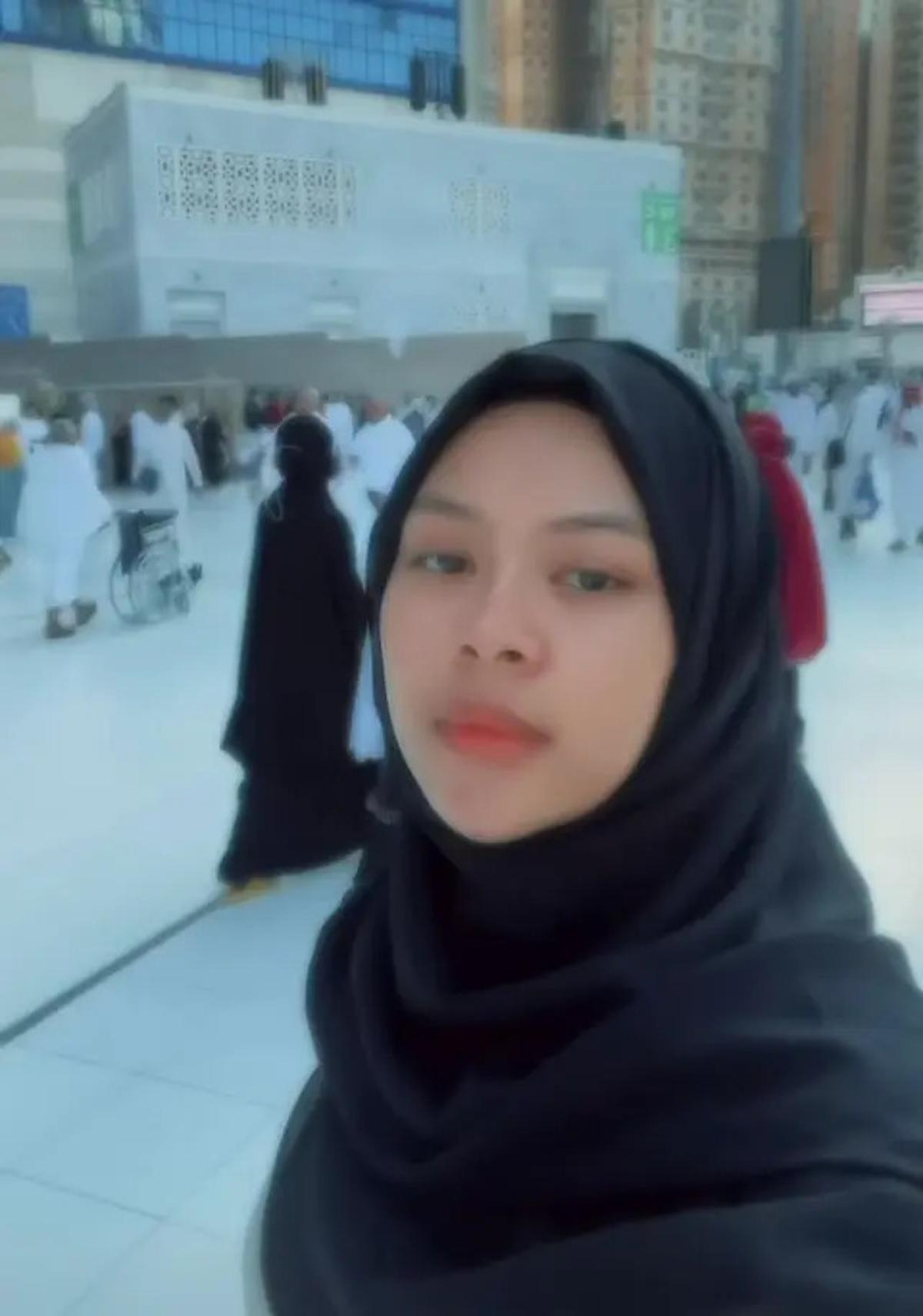 7 Potret Melly Lee Umroh Tampil Berhijab Mirip Masa SMP, Tak Pakai Makeup