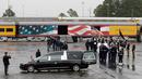Anggota militer membawa peti jenazah Presiden ke-41 AS George HW Bush ke kereta di Union Pacific Westfield, Spring, Texas, Kamis (6/12). Kereta membawa jenazah George HW Bush menuju tempat peristirahatan terakhirnya. (AP Photo/Kiichiro Sato)