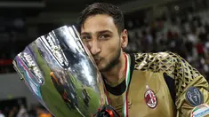 Kiper AC Milan Gianluigi Donnarumma berpose bersama piala setelah memenangkan pertandingan final Piala Super Italia antara AC Milan dan Juventus di Doha pada 23 Desember 2016. (AFP Photo/Karim Jaafar)