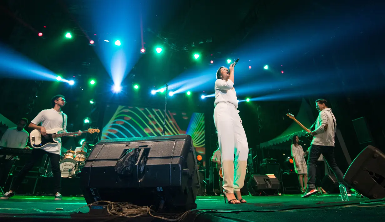 Selain penyanyi cantik Raisa acara Jakarta Urban Gigs juga diramaikan oleh penyanyi solo Kunto Aji, band Naif dan Barasuara. (Dezmond Manullang/Bintang.com)