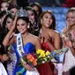 Miss Filipina, Pia Alonzo Wurtzbach mendapatkan ucapan selamat dari kontestan lainnya usai dinobatkan sebagai pemenang ajang kecantikan Miss Universe 2015 di The AXIS Las Vegas, AS, Minggu (20/12). (Ethan Miller/Getty Images/AFP)