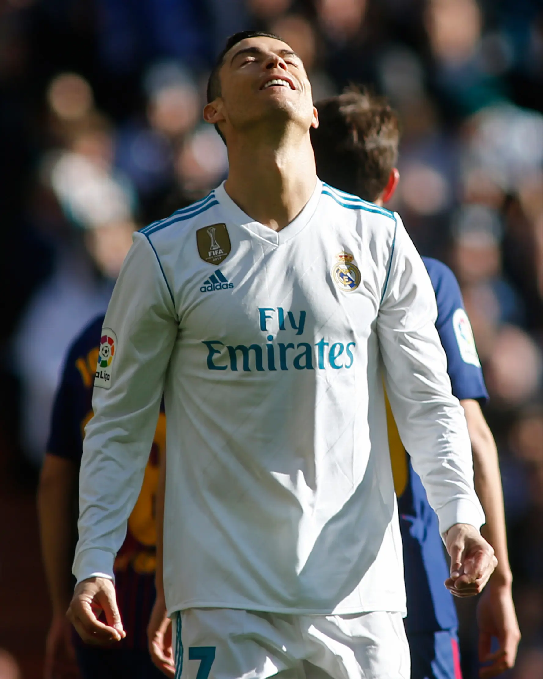 Ekspresi penyerang Real Madrid Cristiano Ronaldo setelah kehilangan kesempatan mencetak gol saat pertandingan melawan Barcelona dalam Liga Spanyol di stadion Santiago Bernabeu di Madrid, Spanyol (23/12). (AFP Photo/Oscar Del Pozo)