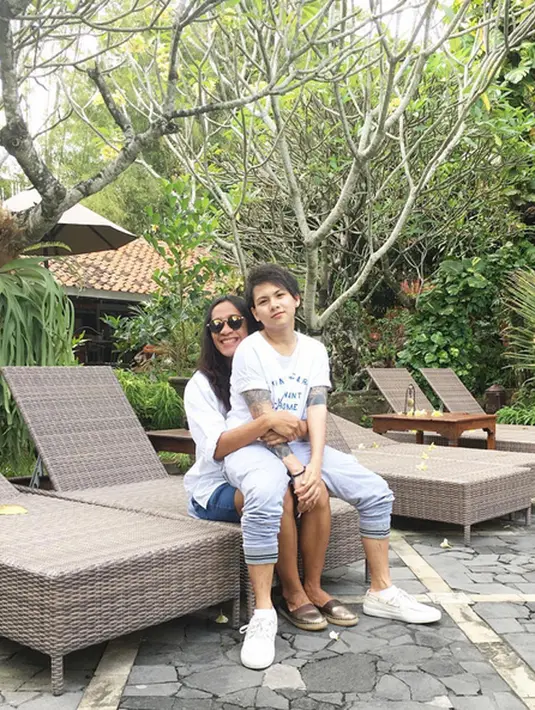 Hal senada diungkapkan oleh pengara Evelyn, Henry Indraguna. Kliennya sengaja tidak hadir yang beragendakan putusan tersebut. Alasannya, Evelyn tidak mau kesedihannya diketahui oleh banyak orang. (Instagram/ev0124)