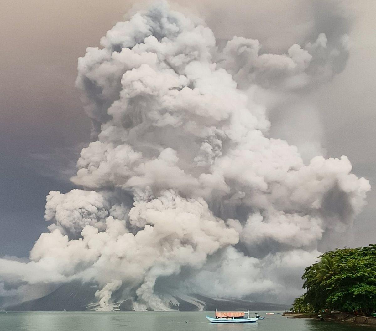 Penampakan Gunung Ruang yang kembali meletus terlihat dari Pulau Tagulandang, Kabupaten Sitaro, Sulawesi Utara, pada Selasa (30/4/2024) pagi waktu setempat.&nbsp;Gunung Ruang memuntahkan abu vulkanik setinggi 5.000 meter dari pusat kawah. AFP/STR