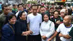 Presiden Joko Widodo (Jokowi) berfoto bersama warga saat jalan-jalan menikmati suasana jelang pergantian tahun di kawasan Malioboro, Yogyakarta, Minggu (31/12). Jokowi tampak ditemani putra bungsunya, Kaesang Pangarep. (LIputan6.com/Biro Setpres)