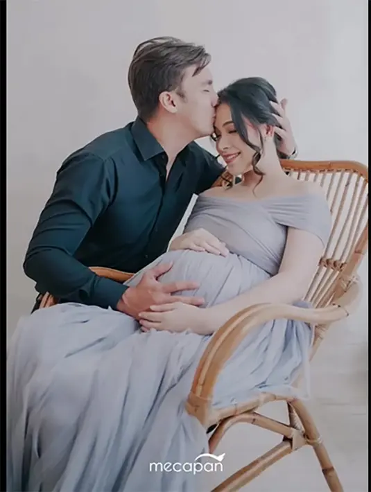 Selain menuntut cerai dari Rendy Kjaernett, Lady Nayoan juga menuntut hak asuh anak. "Hanya cerai dan hak asuh anak," imbuhnya. Sekedar informasi, Rendy dan Lady menikah sejak tahun 2014 silam. Selama ini, keduanya adem ayem hingga dikaruniai tiga orang anak. Hingga akhirnya mengejutkan publik dengan kabar perselingkuhan. [Instagram/rendykjaernett1]