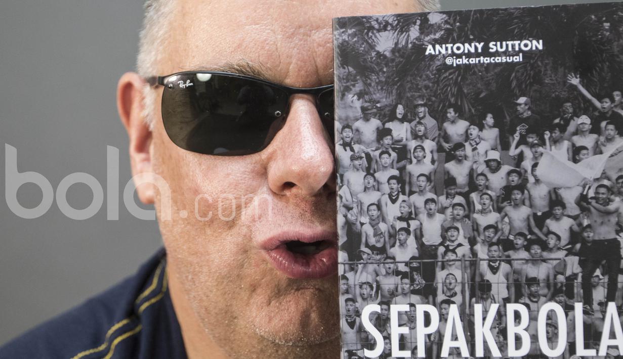 Penggemar Arsenal ini telah menetap di Indonesia selama 15 tahun dan menuangkan waktu untuk sepak bola dalam negeri. (Bola.com/Vitalis Yogi Trisna