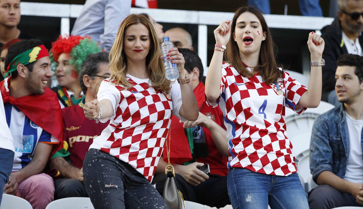 Dua fans cantik asal Kroasia berjoget saat menanti laga babak 16 besar antara Kroasia melawan Portugal di Stadion Bollaert-Delelis, Lens, Prancis,  (25/6/2016). (REUTERS/Charles Platiau)