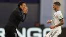 Pelatih Argentina, Lionel Scaloni, memberikan arahan kepada Rodrigo De Paul saat menghadapi Ekuador pada laga kualifikasi Piala Dunia 2022 di Stadion Bombonera, Jumat (9/10/2020) pagi WIB. Argentina menang 1-0 atas Ekuador. (AFP/Agustin Marcarian/pool)