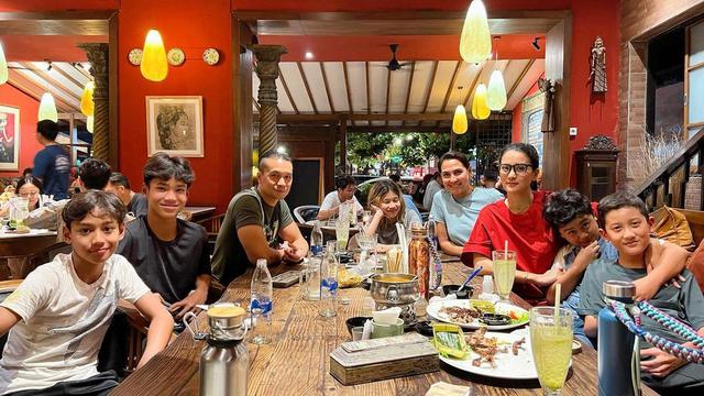 Dinna Olivia (baju biru, tengah) bersama Samuel Rizal dan Marcella Zalianty serta anak-anak mereka (Foto: instagram marcella.zalianty)
