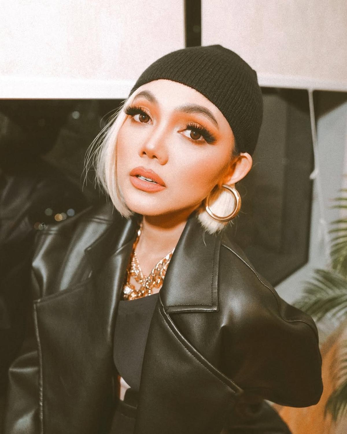 Bikin Netizen Terkecoh, Ini Potret Rina Nose Impersonate Agnez Mo - Gaya Nyanyinya Mirip Banget