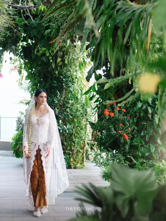 6 Potret Cantik Hana Saraswati Kenakan 4 Busana Berbeda Rancangan Renzi Lazuardi saat Menikah