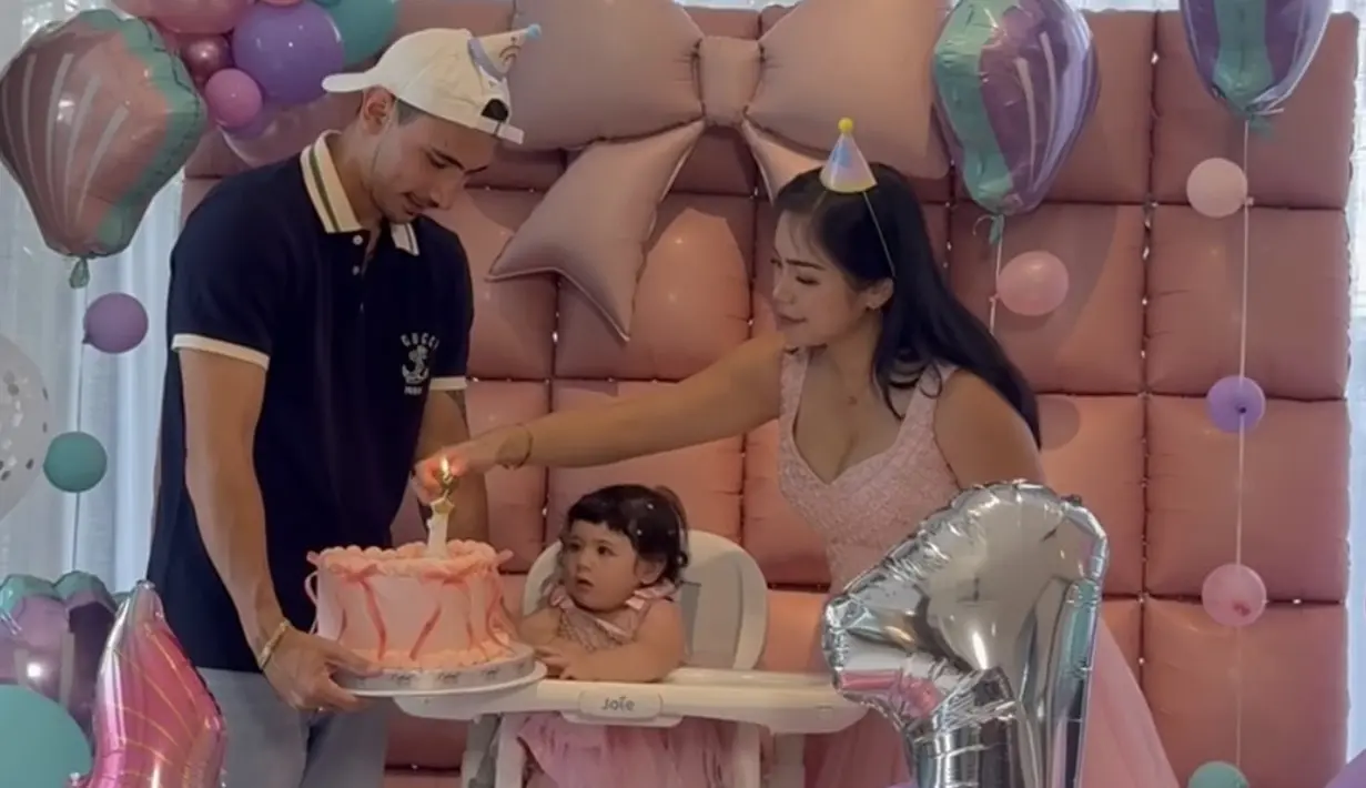 Hagia juga mendapatkan kue ulang tahun warna pink dengan dekorasi pita, lengkap dengan lilinnya. [@inijedar]