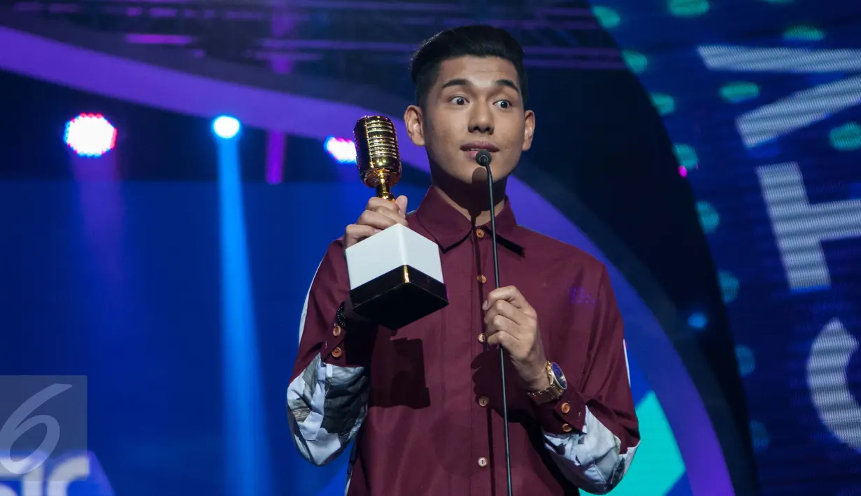 Penyanyi pendatang baru, Jaz menyabet penghargaan Pendatang Baru Paling Ngetop SCTV Music Awards 2017 di Studio 6 Emtek City, Jakarta Barat, Selasa (16/5). Jaz berhasil menyingkirkan penyanyi Marthino Lio dan Rendy Pandugo. (Liputan6.com/Gempur M Surya)