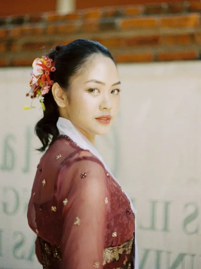 Pesona Ayu Rania Yamin Kenakan Kebaya Wisuda Bergaya Kontemporer