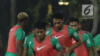 Pemain Timnas Indonesia U-23 melakukan pemanasan jelang latihan di Lapangan B Kompleks GBK, Jakarta, Rabu (30/5). Timnas Indonesia U-23 akan melakoni uji coba melawan Thailand U-23, 31 Mei dan 3 Juni. (Liputan6.com/Helmi Fithriansyah)