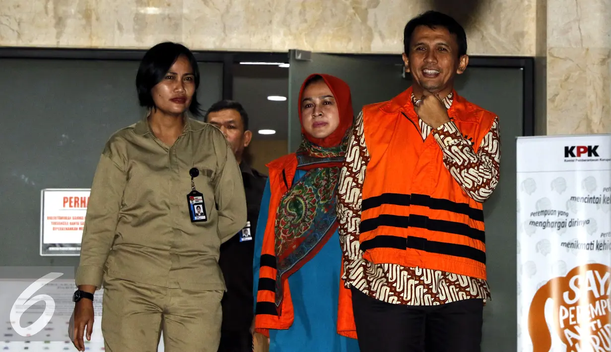 Gubernur Sumatera Utara nonaktif Gatot Pujo Nugroho bersama istrinya Evi Susanti, usai menjalani pemeriksaan KPK, Jakarta, Kamis (20/8/2015). Gatot diperiksa atas kasus dugaan suap kepada hakim dan panitera PTUN Medan. (Liputan6.com/Yoppy Renato)