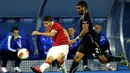 Gelandang PSV Eindhoven Arias Santiago (kiri) mencoba melakukan tembakan keras pada pertandingan sepak bola Liga Eropa Grup B antara FC Dinamo Zagreb vs PSV Eindhoven di stadion Maksimir, Zagreb (07/11/13). (AFP/Stringer)