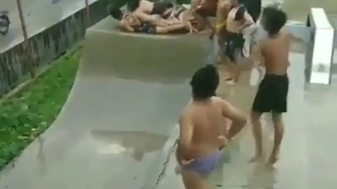 Bahagia Itu Sederhana! Nggak Punya Skateboard, Bokong Pun Jadi
