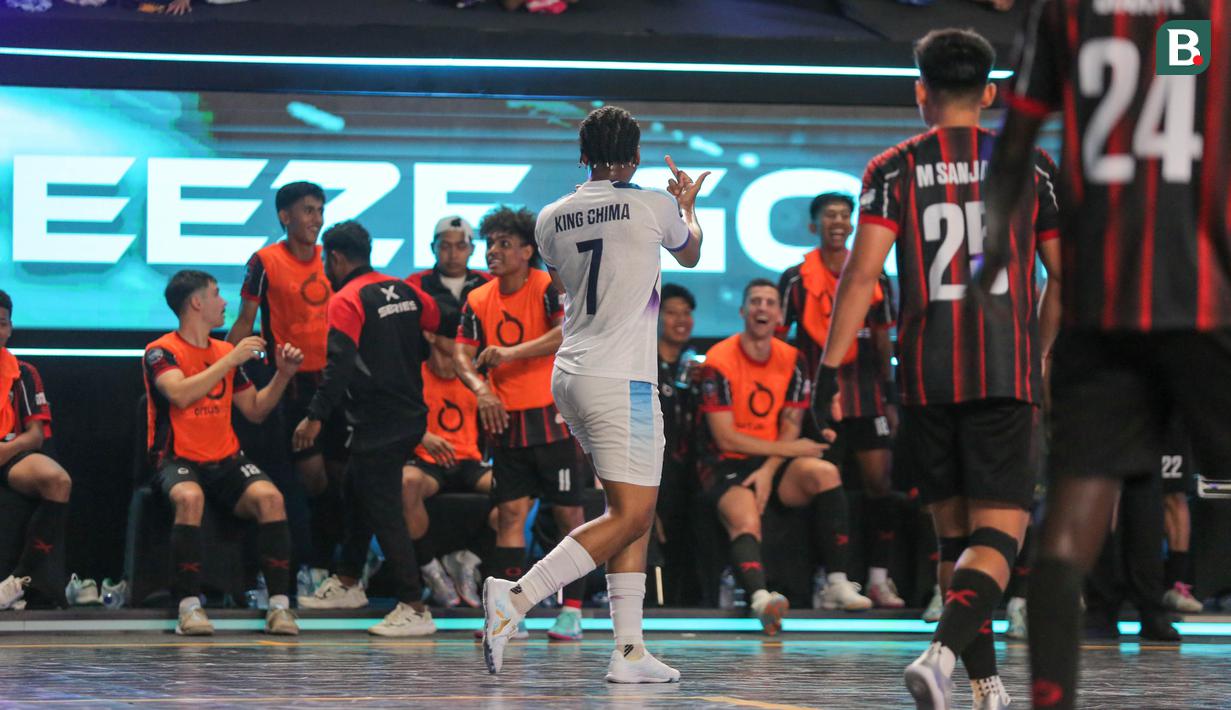 Pemain Lynx Hunters, King Chima mengacungkan jari tengah di depan bangku cadangan Grim Reaper dalam laga Futsal X Series 2 di GOR UNJ, Rawamangun, Jakarta, Sabtu (17/01/2026). (Bola.com/Bagaskara Lazuardi)