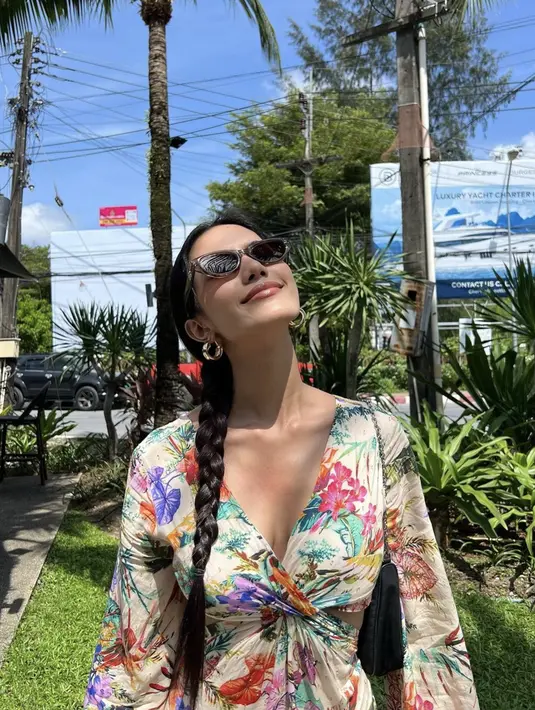 <p>Kenakan summer dress, Suchata Chuangsri tampak begitu fresh dan chic. [Foto: Suchata Chuangsri]</p>