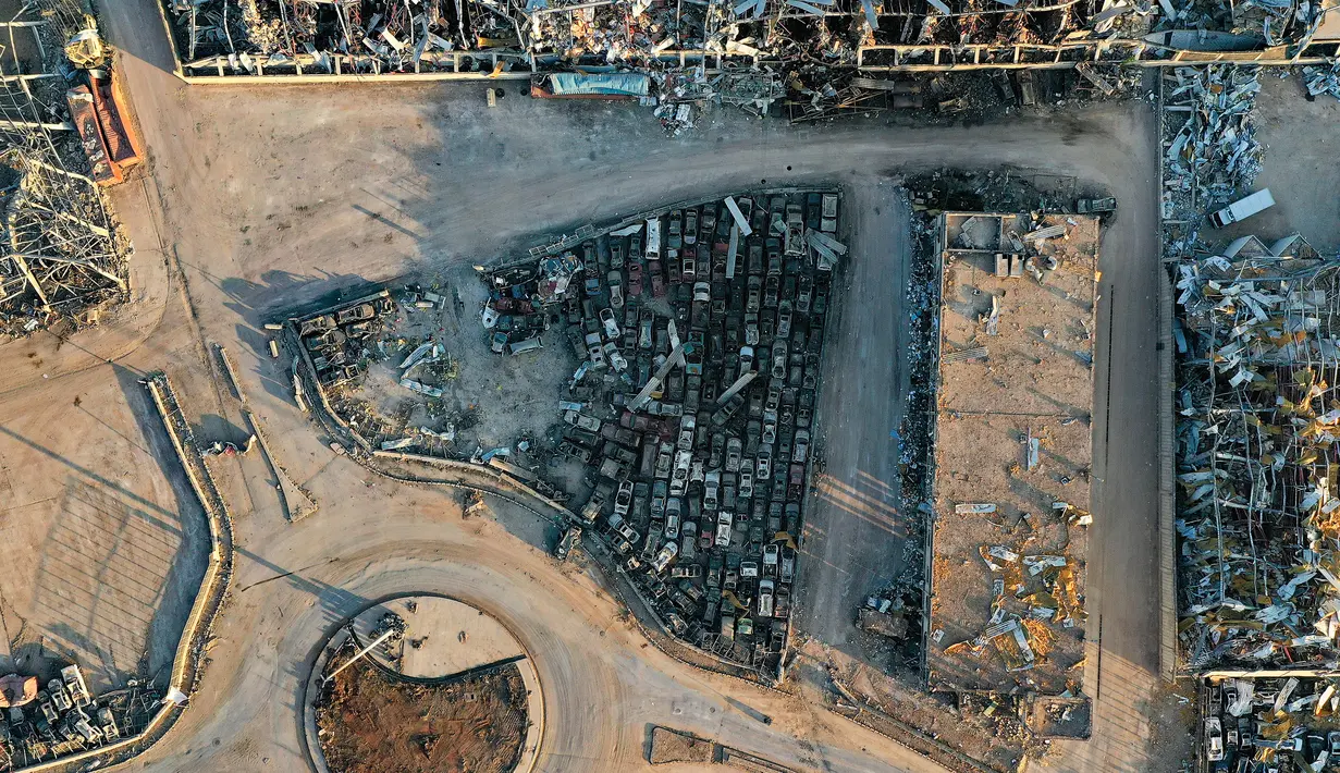 Foto udara menunjukkan kendaraan impor yang rusak akibat ledakan besar di pelabuhan Beirut, Lebanon (26/8/2020). Ledakan tersebut menewaskan sedikitnya 181 orang, melukai lebih dari 6.500 dan meninggalkan puluhan orang. orang tunawisma. (AFP)