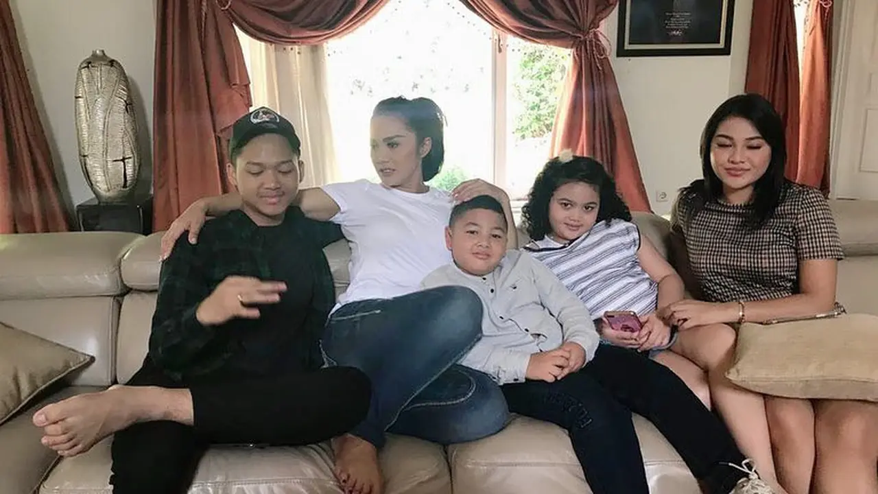 [Fimela] Krisdayanti dan anak-anaknya