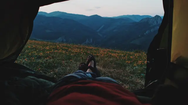 Ilustrasi sandal gunung, naik gunung, berkemah