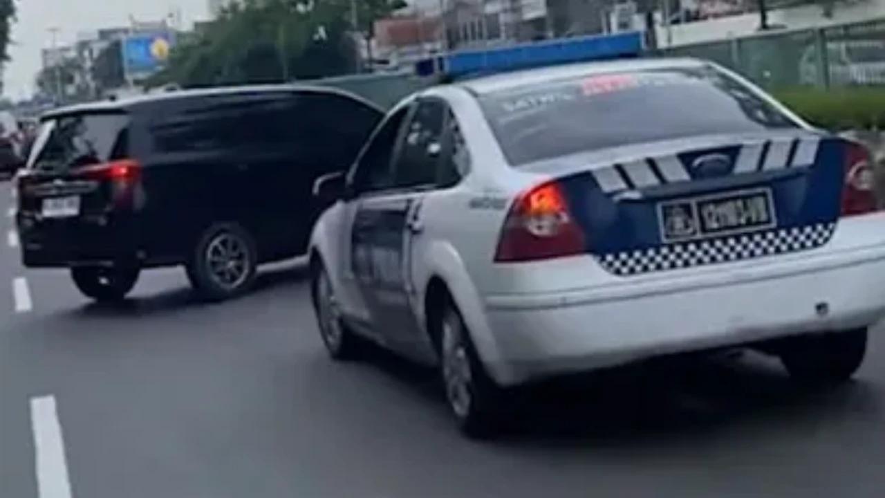 Toyota Calya Seruduk Beberapa Mobil di Jakarta, Aksi Terekam Kamera