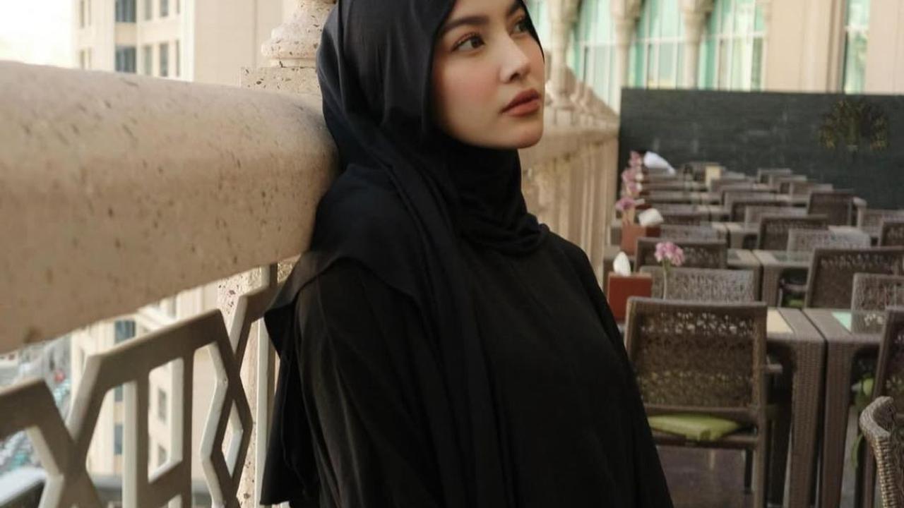 Mahalini Berhijab Saat Umrah, Penampilan Cantiknya Jadi Sorotan Netizen