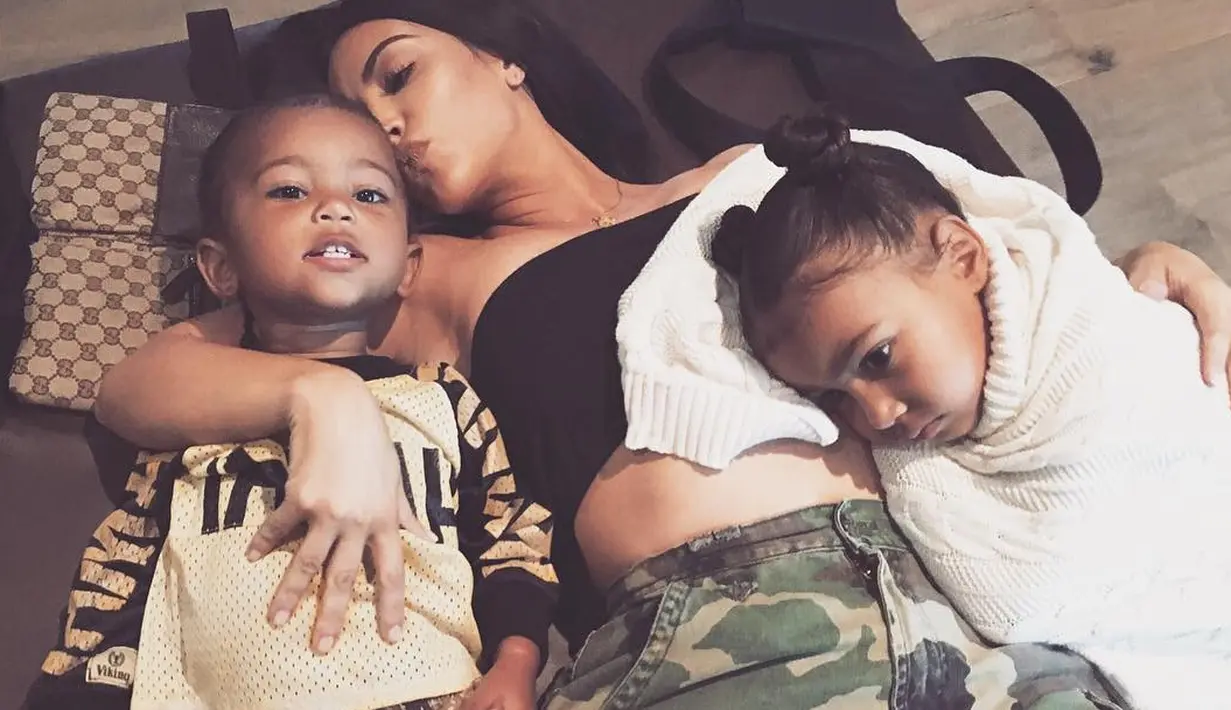 Kim Kardashian tak sabar menantikan anak ketiganya lahir. Kini ia pun gelisah saat penggantinya akan melahirkan. (instagram/kimkardashian)