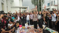 Joko widodo disambut para seniman di depan Gedung Merdeka, Bandung, Rabu (11/6/14). (Liputan6.com/Herman Zakharia)