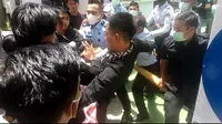 Aksi demonstrasi mahasiswa di Kantor KemenkumHAM Kendari terkait maraknya peredaran sabu-sabu di Lapas Kendari.(Liputan6.com/Ahmad Akbar Fua)