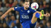 Pemain Leicester City, Danny Drinkwater menjadi pemain keempat pada klasemen pemain yang paling banyak memberikan operan yaitu 598 kali hingga pekan ke-9 Premier League. (AFP/ Anthony Devlin)
