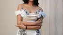 Tampil glam, wajah Radhika dipulas dengan alis yang gelap, maskara, eyeliner, dan lipstik ungu muda [@rheakapoor]