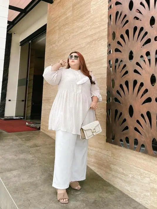 Trik padu padan celana kulot selanjutnya adalah memadukan celana kulot dengan tunik. Seperti look selebgram Clarissa Putri ini. Kamu bisa pilih tunik model A Line yang bisa bikin look lebih proporsional. (Instagram/clarissaputri_).
