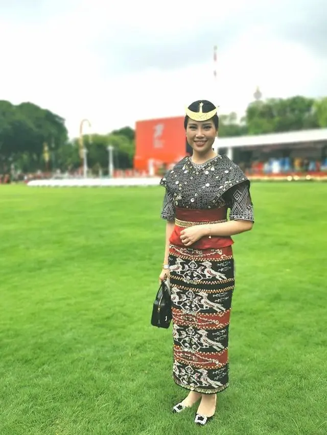 Adu Gaya Keren Angela Tanoesoedibjo dan Loemongga Haoemasan Kenakan Sepatu Kembaran di Perayaan HUT ke-77 RI