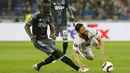 Penampilan menarik gelandang serang Lyon, Nabil Fekir (kanan) membuat dirinya menjadi salah satu top scorer Ligue 1 Prancis. Hingga pekan keempat Nabil mengoleksi tiga gol.  (AP/Laurent Cipriani, File)