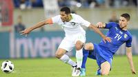 Pemain Arab Saudi, Taiseer Aljassam (kiri) berebut bola dengan pemain Italia, Jorge Luiz Jorginho pada laga persahabatan di Kybunpark Stadium, St. Gallen, Swiss, (28/5/2018). Italia menang 2-1. (Gian Ehrenzeller/Keystone via AP)