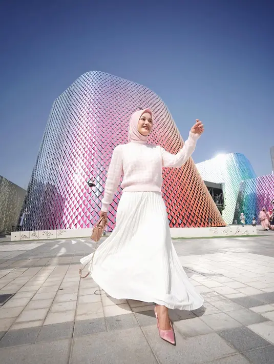 <p>Bila suka memakai rok, kamu dapat gunakan rok plisket dan sweater warna cerah. Perpaduan ini cocok untukmu yang menyukai gaya feminin. Padukan dengan mini heels untuk mempermanis penampilan. [Instagram/dindahw]</p>