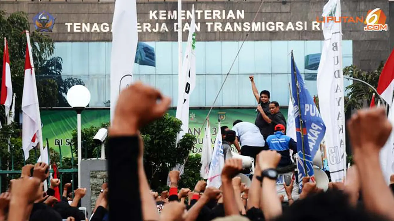 buruh-kemenakertrans130501b.jpg