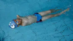 Ismail Zulfic saat latihan berenang di kolam renang Olimpiade di Sarajevo, Bosnia (8/6). Ismail adalah bocah laki-laki berusia enam tahun yang berasal dari Bosnia. (AP Photo/Amel Emric)