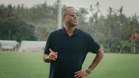 Pelatih Timnas Indonesia, Patrick Kluivert di Bali United Training Center, Rabu (21/5/2025). (Bola.com/Alit Binawan)