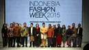 Ketua DPD Irman Gusman (delapan dari kanan) dan desainer senior Poppy Dharsono (ketuhuh dari kiri) saat pembukaan Indonesia Fashion Week 2015 di Jakarta Convention Center, Kamis (26/2). (Liputan6.com/Panji Diksana)