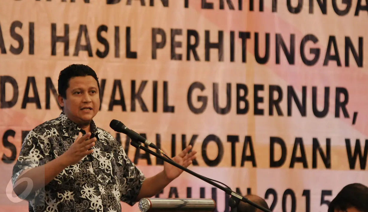 Ketua Bawaslu, Muhammad memberi sambutan saat pembukaan rapat koordinasi persiapan pilkada serentak di Hotel Royal, Jakarta, Sabtu (14/11/2015). Tujuan rakor untuk menyamakan pola pikir dan pola tindak seluruh pengawas pemilu. (Liputan6.com/Johan Tallo)