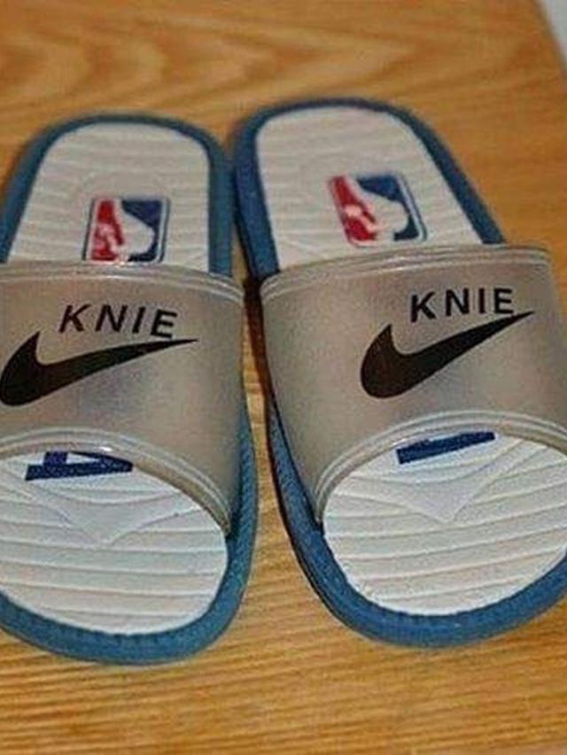 7 Potret Sendal dengan Merek Nyeleneh Ini Bikin Geleng Kepala