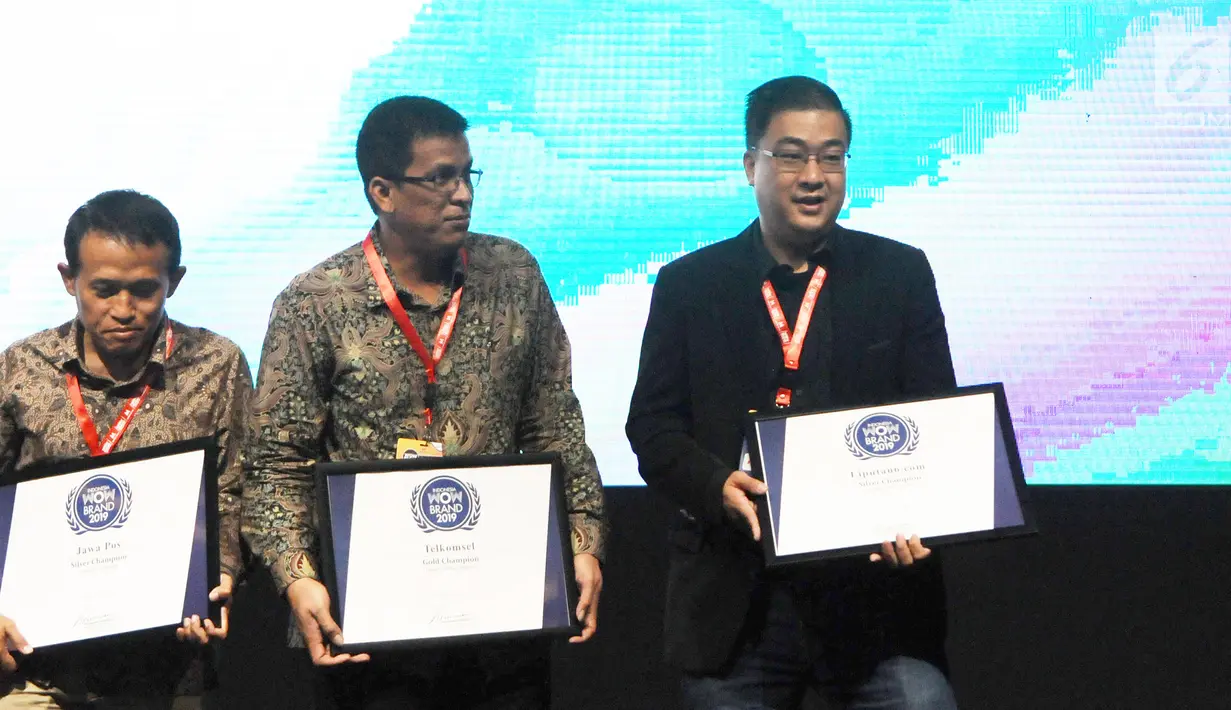 Vice President Marketing KLY Edwin Kartawinata (kanan) usai menerima penghargaan untuk Liputan6.com title silver kategori News Website pada acara The Fourth WOW Brands Festive Days 2019 di Jakarta, Kamis (14/9). (Liputan6.com/Herman Zakharia)