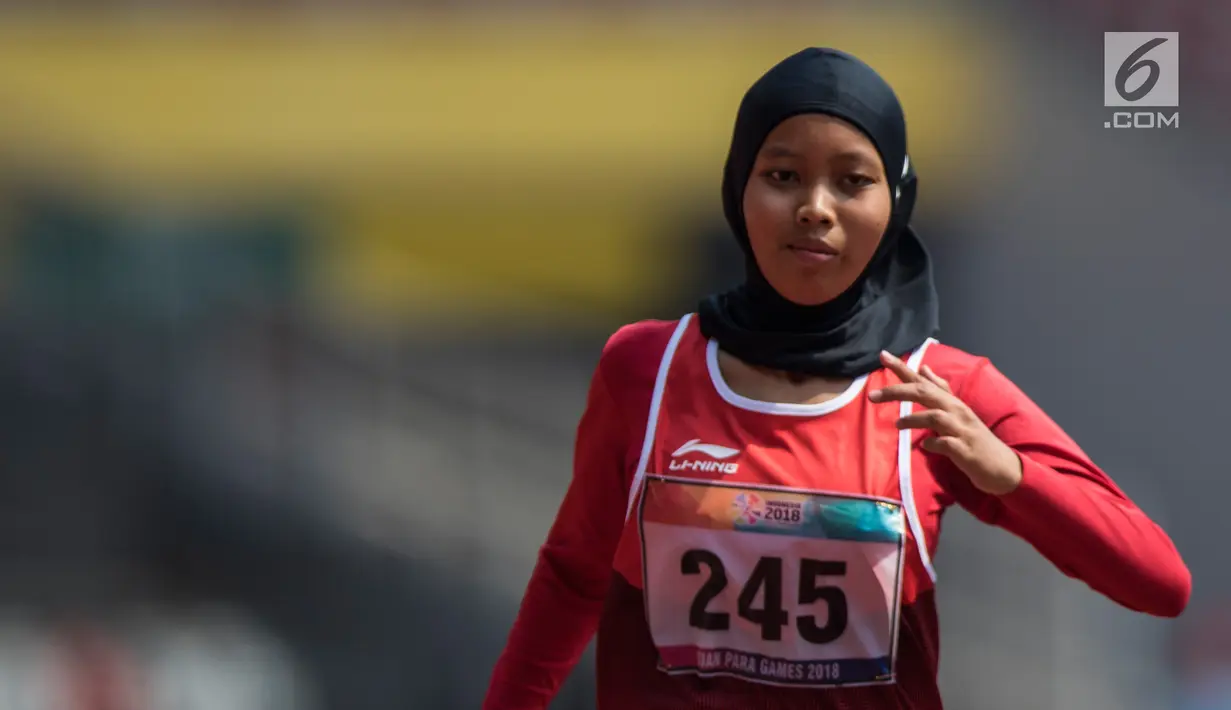 Pelari Indonesia, Tiarani Karisma Evi beradu cepat pada final Asian Para Games cabang atletik nomor lari 100 meter T42 / T63 di SUGBK, Jakarta, Rabu (10/10). Evi mencatatkan waktu 14,98 detik. (Bola.com/Vitalis Yogi Trisna)