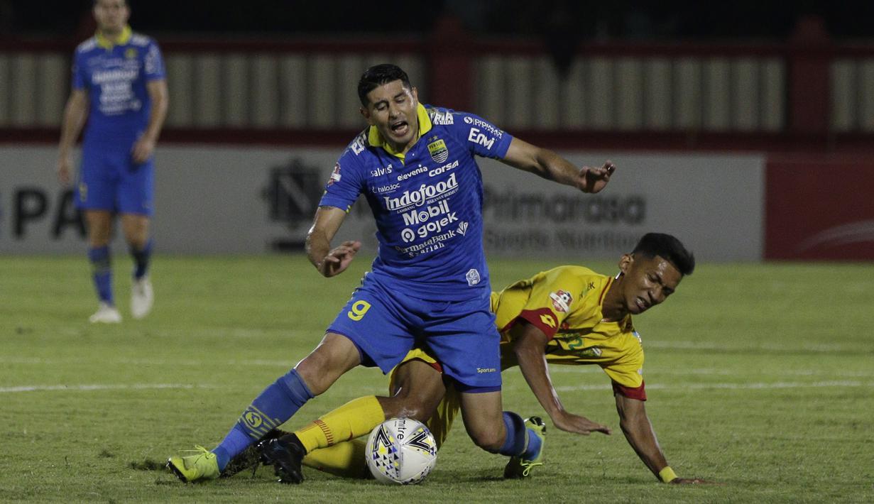Gelandang Persib Bandung, Esteban Vizcarra, berebut bola dengan pemain Bhayangkara FC pada laga Shopee Liga 1 di Stadion PTIK, Jakarta, Rabu (23/10). Persib tahan imbang 0-0 Bhayangkara FC. (Bola.com/Yoppy Renato)